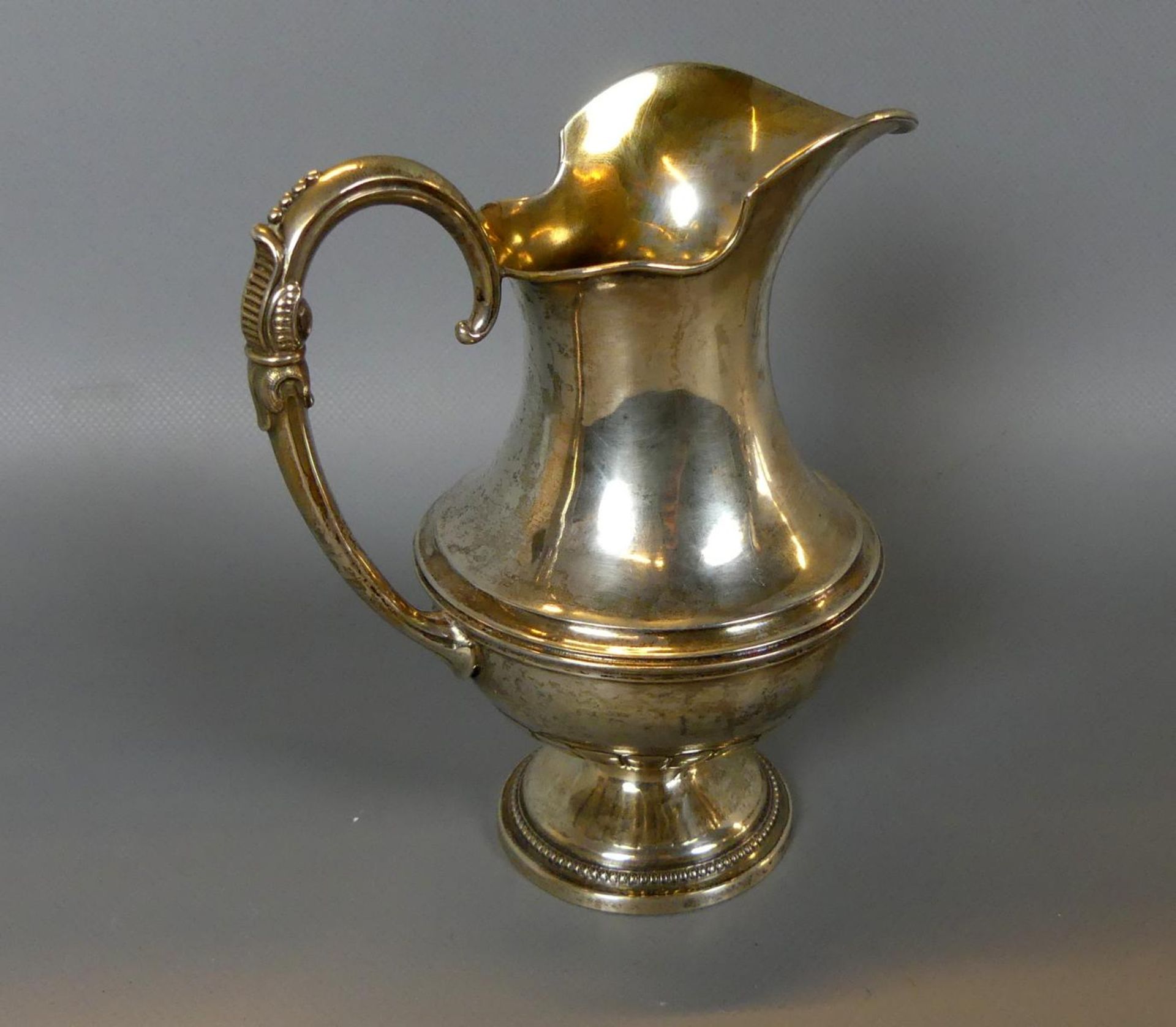 Großes Milchkännchen, 800er Silber, ca. 164 g., auf rundem Fuß,