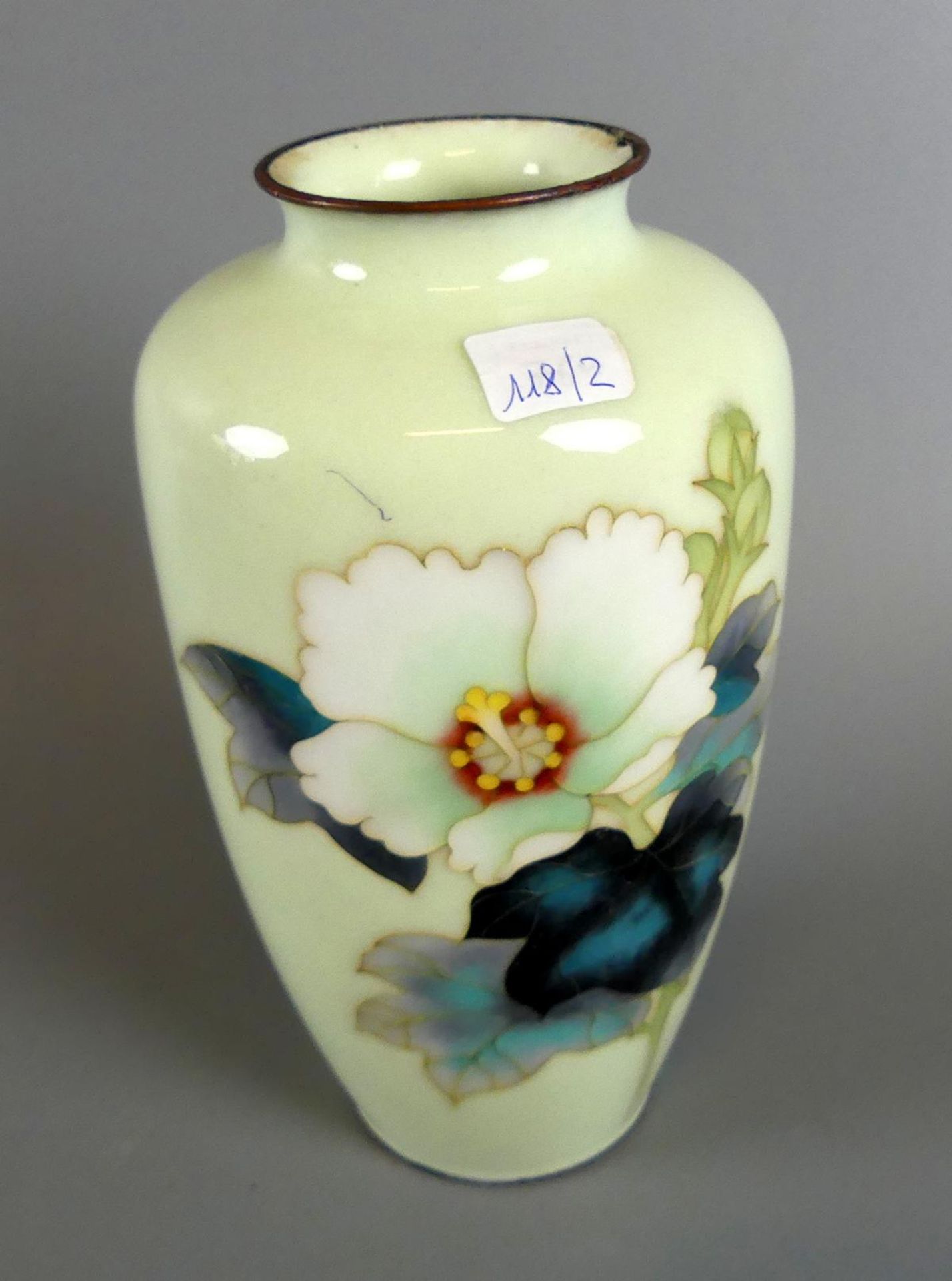 Japan, Cloisonné, Balustervase, Blüte auf mintgrünem Grund, H. ca. 19 cm