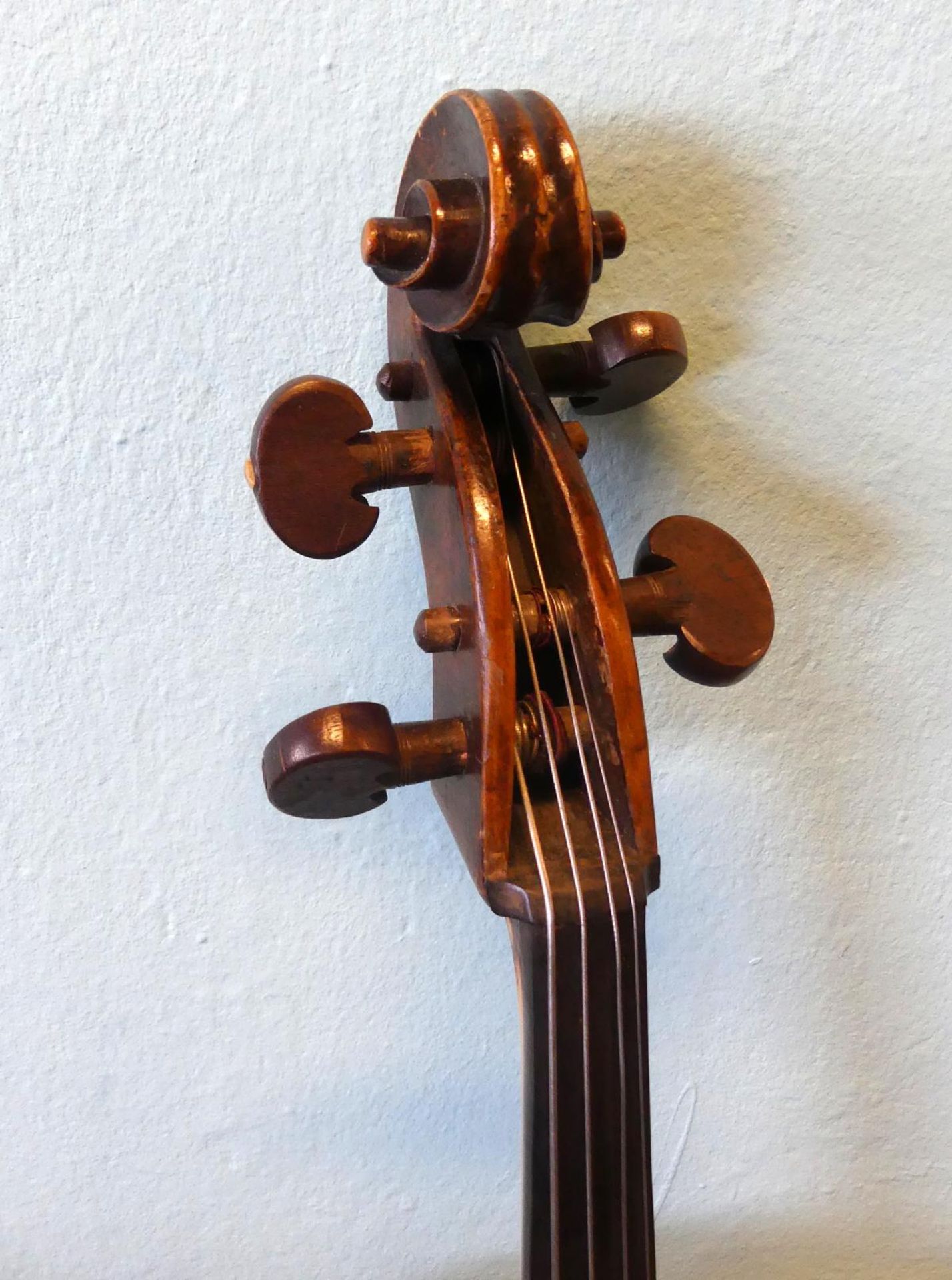 Kinder-Cello, mit Zettelinschrift, Oberfläche restauriert, H. ca. 113 cm, - Bild 3 aus 5