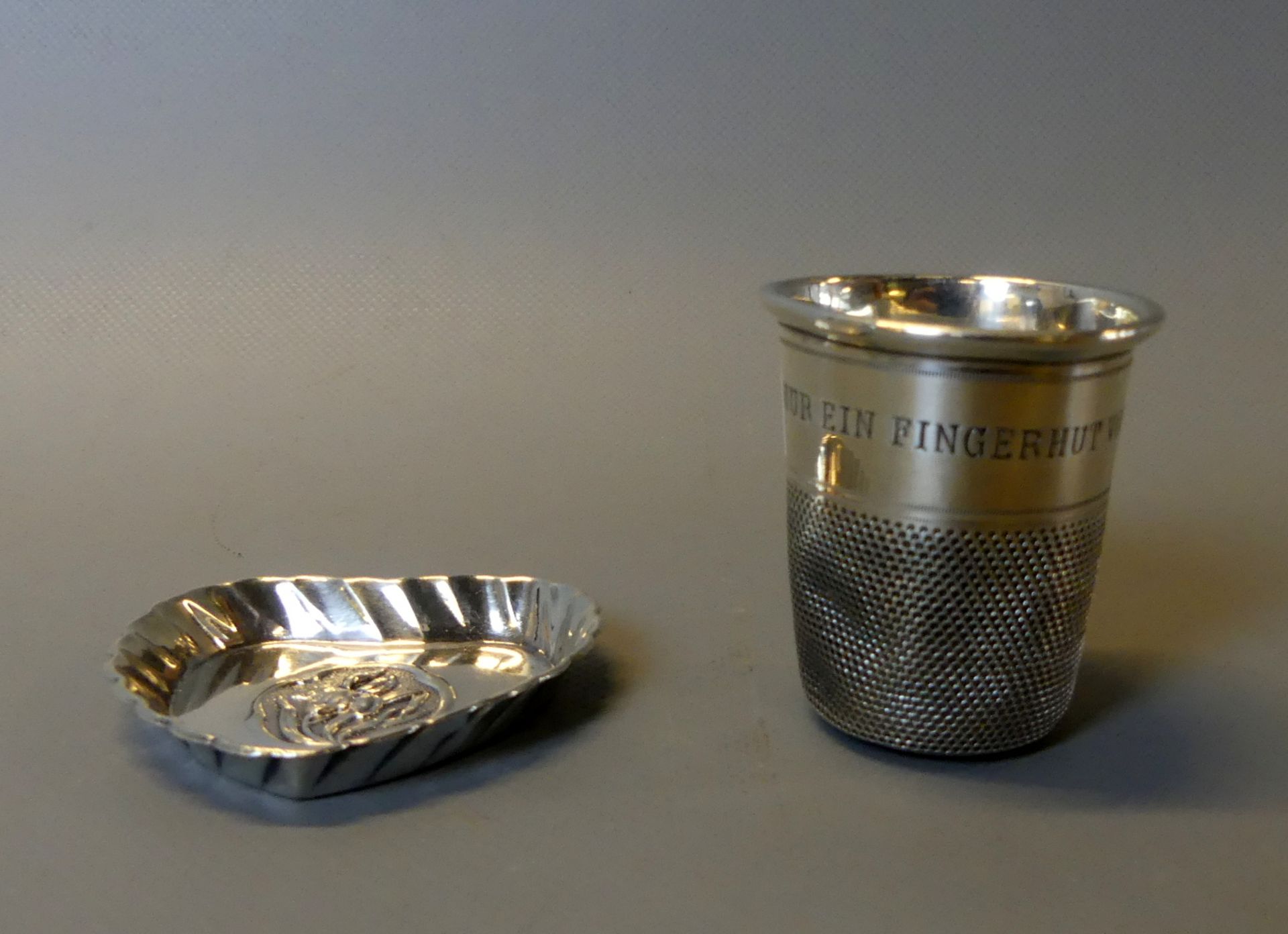 2 Teile Silber; Großer Fingerhut, 925er Silber, Halbmond/Krone, mit Inschrift,