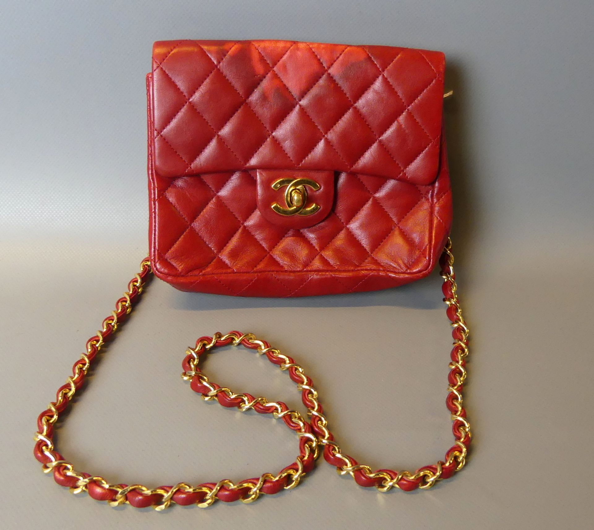 Chanel, Paris, Damenhandtasche, "Mini Flap Bag" rotes Leder,