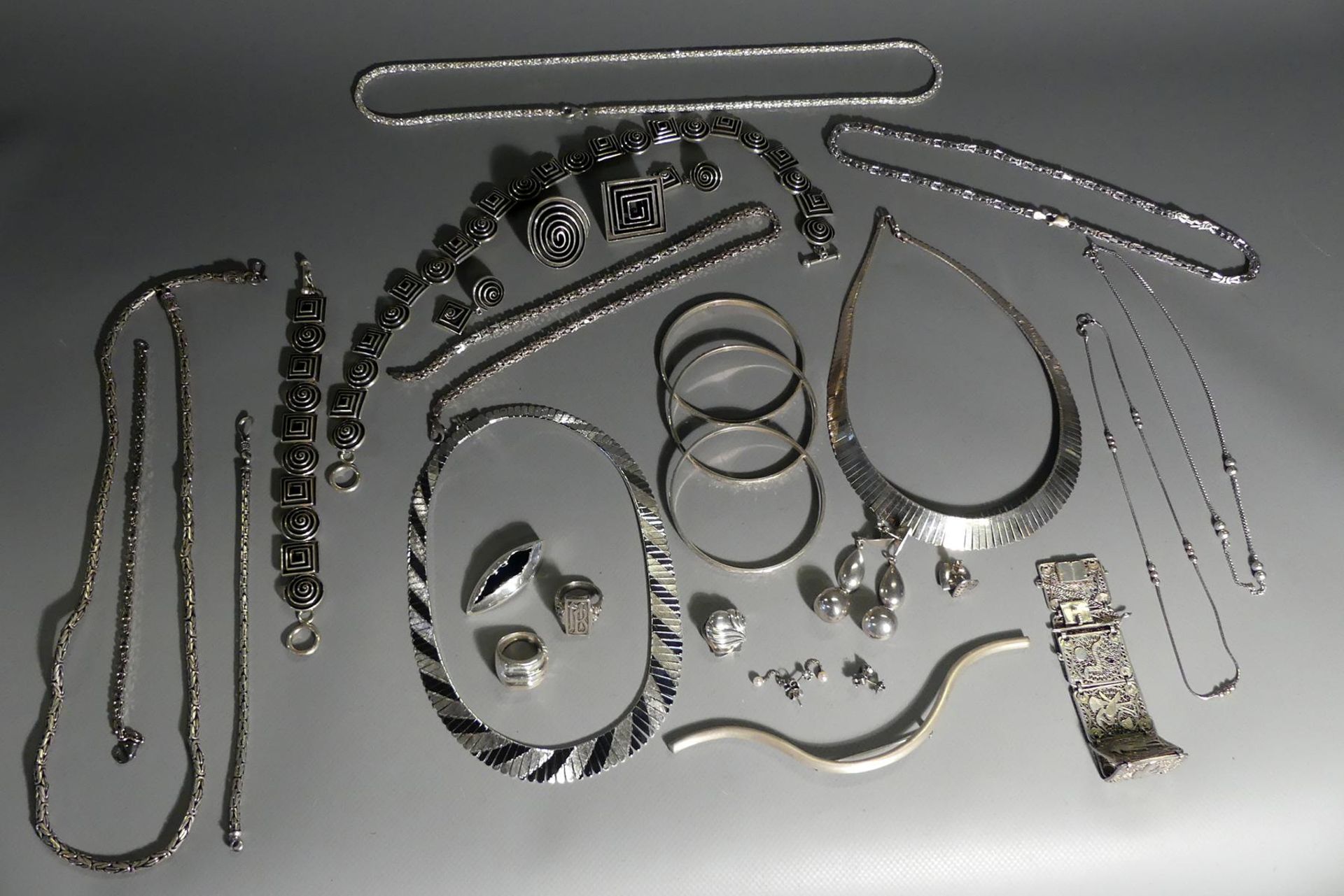 Konvolut Schmuck, Sterling Silber, ca. 620 g., u.a. Ketten, Armbänder,