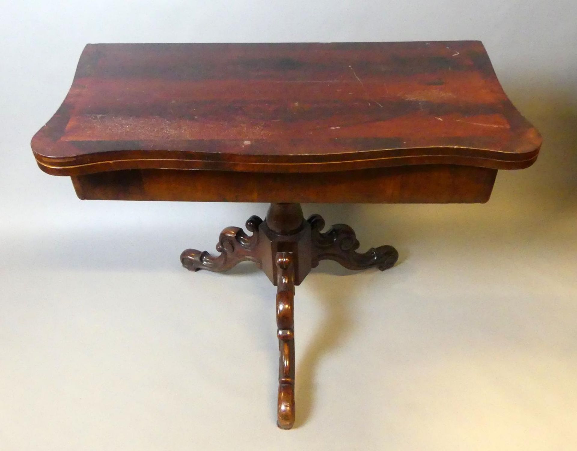 Tisch, Mahagoni, klappbar, auf drei Füßen, H. ca. 65, B. 84, T. 2 x 42 cm