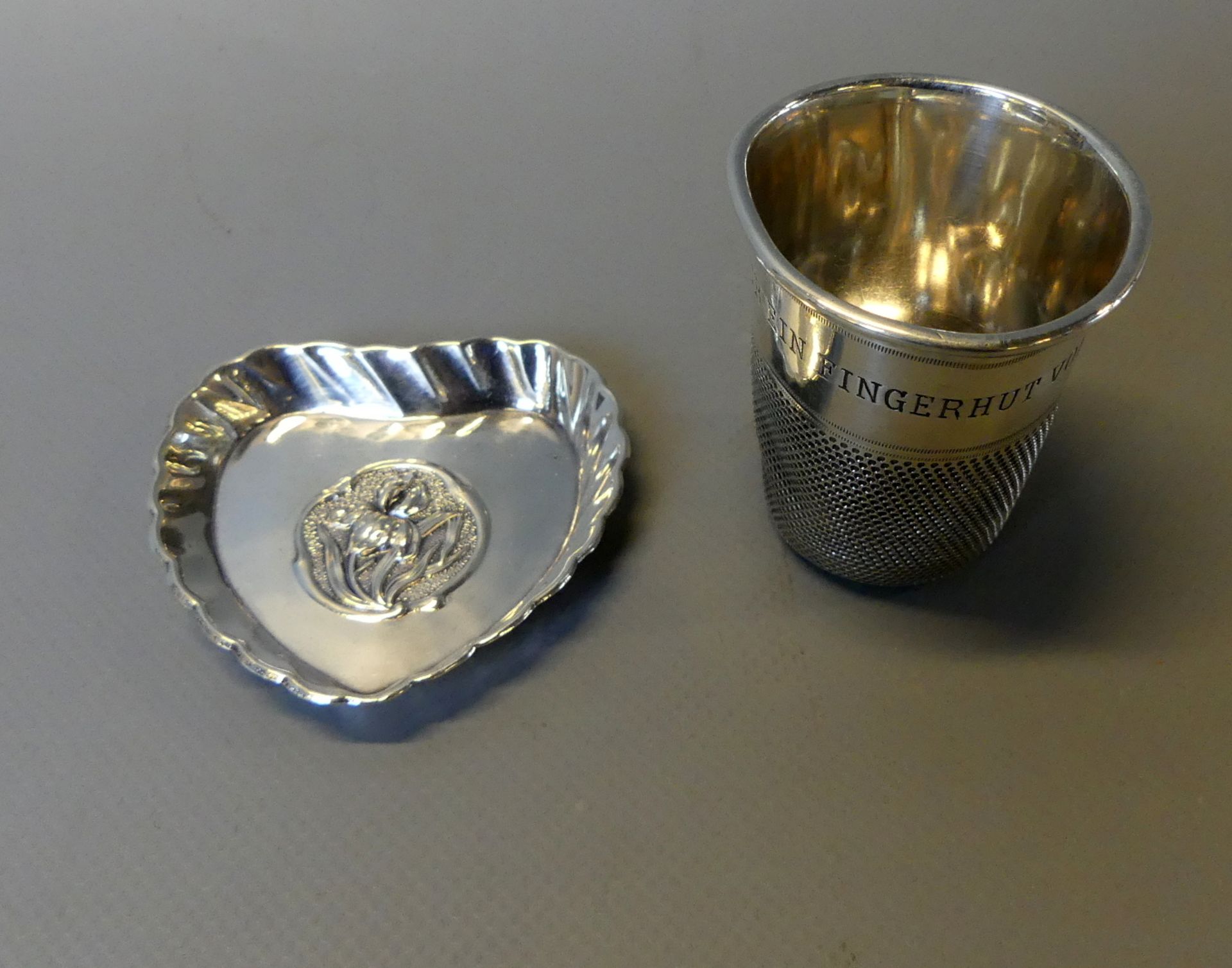 2 Teile Silber; Großer Fingerhut, 925er Silber, Halbmond/Krone, mit Inschrift, - Bild 2 aus 3