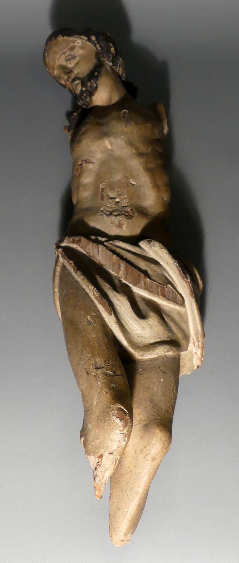 Jesusfigur, Holz geschnitzt, zahlreiche Beschädigungen, L. ca. 38 cm