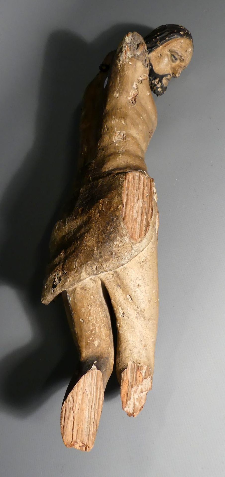 Jesusfigur, Holz geschnitzt, zahlreiche Beschädigungen, L. ca. 38 cm - Bild 2 aus 2