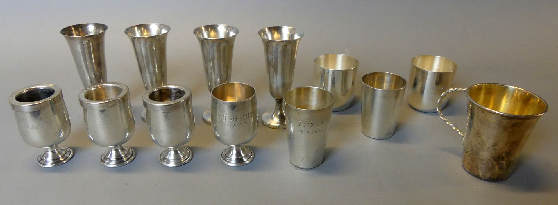 Konvolut kleiner Becher, Silber, 800/835/Sterlingsilber, verschiedene Formen,