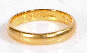 22 carat gold wedding band, ring size T weight 6.1 grams