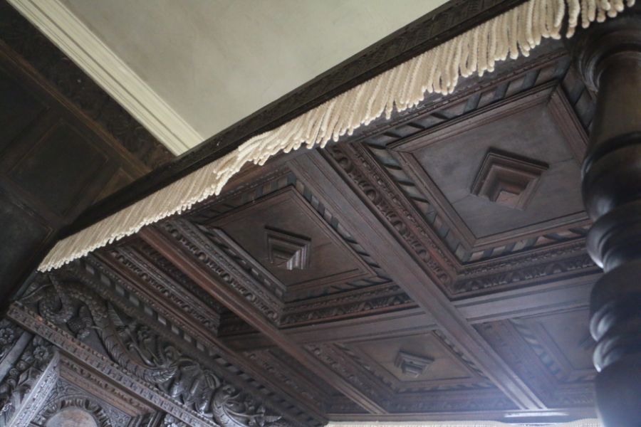 A rare and highly impressive Elizabeth I oak tester bed, Gloucestershire, circa 1570 Having - Bild 6 aus 11