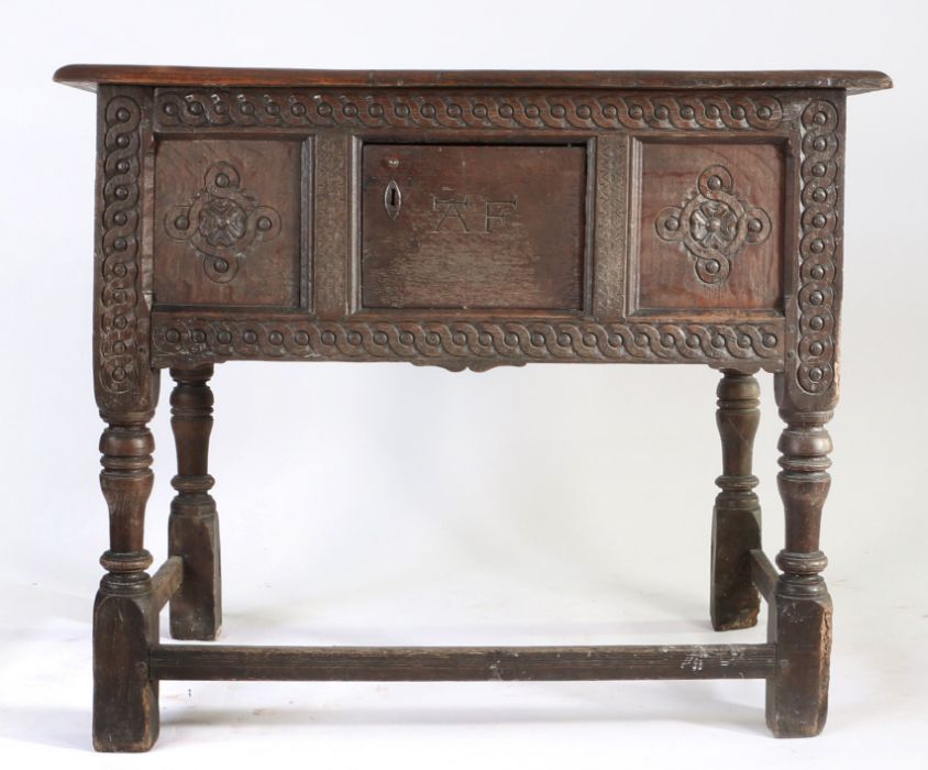 An Elizabeth I joined oak table with enclosed cupboard/table hutch, Gloucestershire, circa 1600 - Image 3 of 4