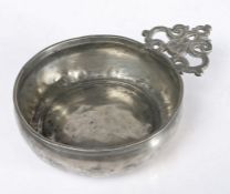 A late 17th century pewter porringer, English, circa 1680-1700 The old-English-ear with crowned