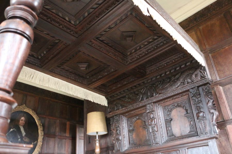 A rare and highly impressive Elizabeth I oak tester bed, Gloucestershire, circa 1570 Having - Bild 9 aus 11