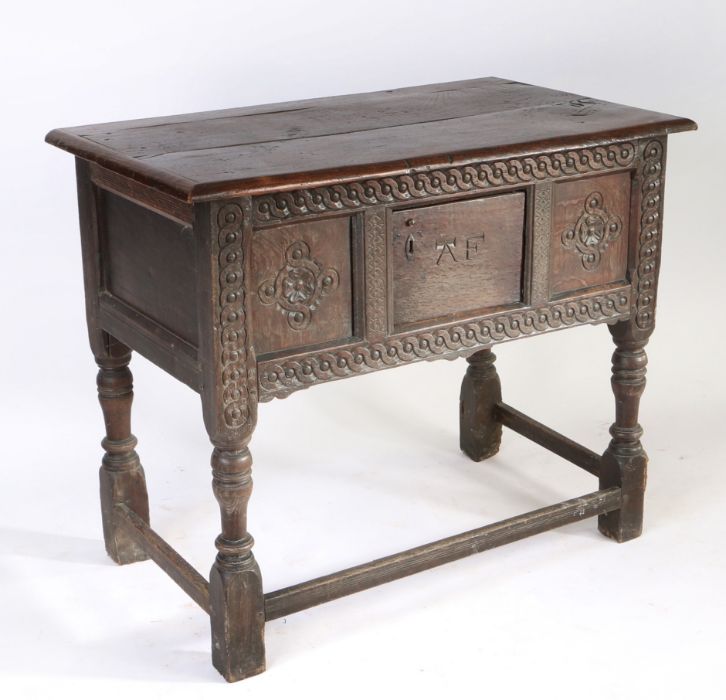 An Elizabeth I joined oak table with enclosed cupboard/table hutch, Gloucestershire, circa 1600 - Image 4 of 4