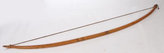 A bow, the arched bow with twine, 123cm long