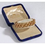 9 carat gold expanding bracelet, formed from scrolled links, patent stamp to interior, 16.4g