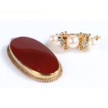 9 carat gold and carnelian oval pendant together with a 9 carat gold pearl and diamond flamiform