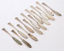 Fourteen Elizabeth II silver butter knives, Sheffield 1960 and 1983, maker Walker & Hall, with kings