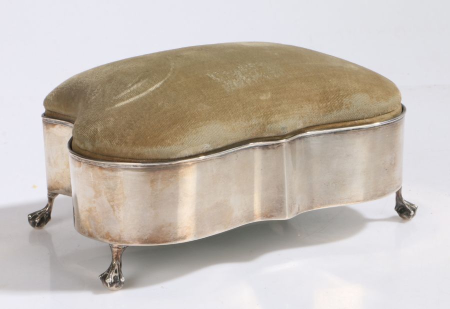 Edward VII silver pin cushion box, Chester 1903, maker Thomas Latham & Ernest Morton, the serpentine - Image 2 of 2