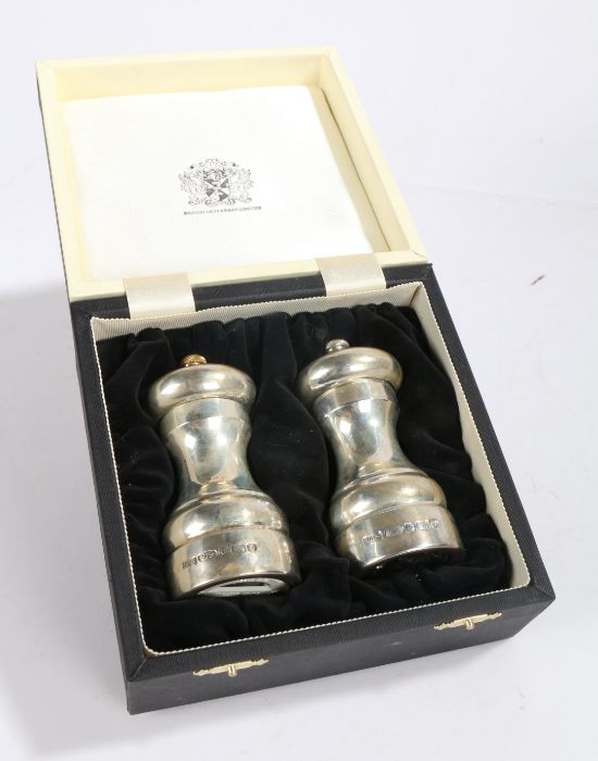 Elizabeth II silver "Peter Piper" salt and pepper mills, Birmingham 2001, maker JD & S, with domed - Image 2 of 2