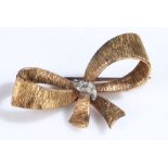 9 carat gold ribbon brooch, inset with diamonds, stamped 375, weight 5.8 grams