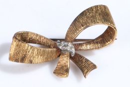 9 carat gold ribbon brooch, inset with diamonds, stamped 375, weight 5.8 grams