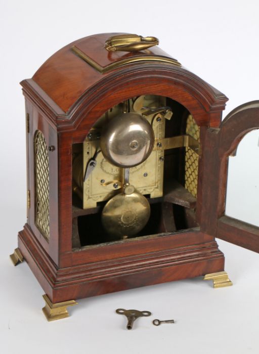 George III mahogany mantel clock, Dwerrihouse & Carter, London, the arched caddy top with brass - Image 2 of 2