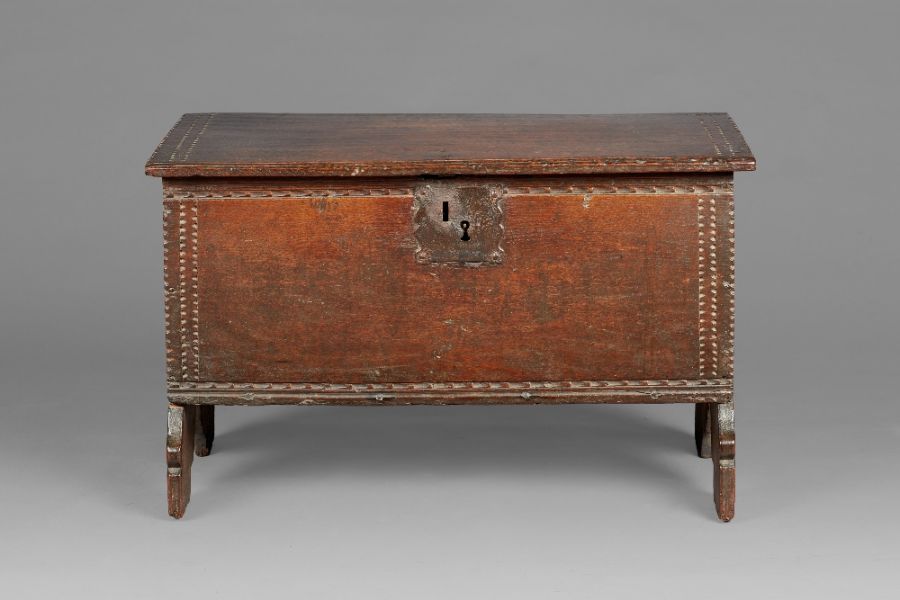 A small  Elizabeth I oak boarded chest, circa 1580-1600 Having a one-piece top, the top and front - Image 4 of 14