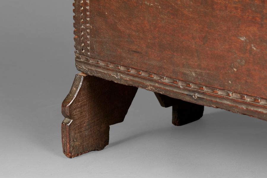 A small  Elizabeth I oak boarded chest, circa 1580-1600 Having a one-piece top, the top and front - Image 7 of 14