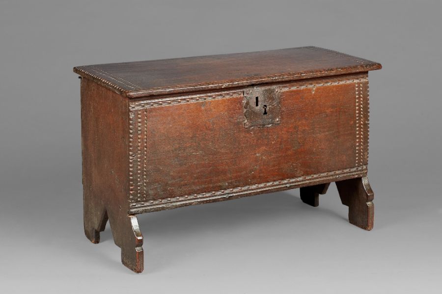 A small  Elizabeth I oak boarded chest, circa 1580-1600 Having a one-piece top, the top and front - Image 5 of 14