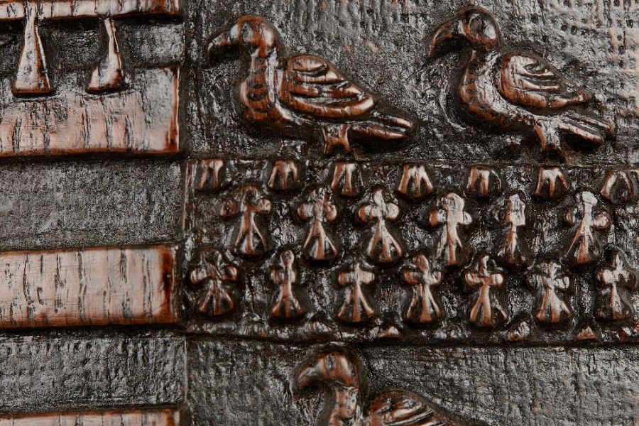 A small carved oak Coat of Arms, probably English, circa 1580-1630 Quartered, two with label and - Image 2 of 7
