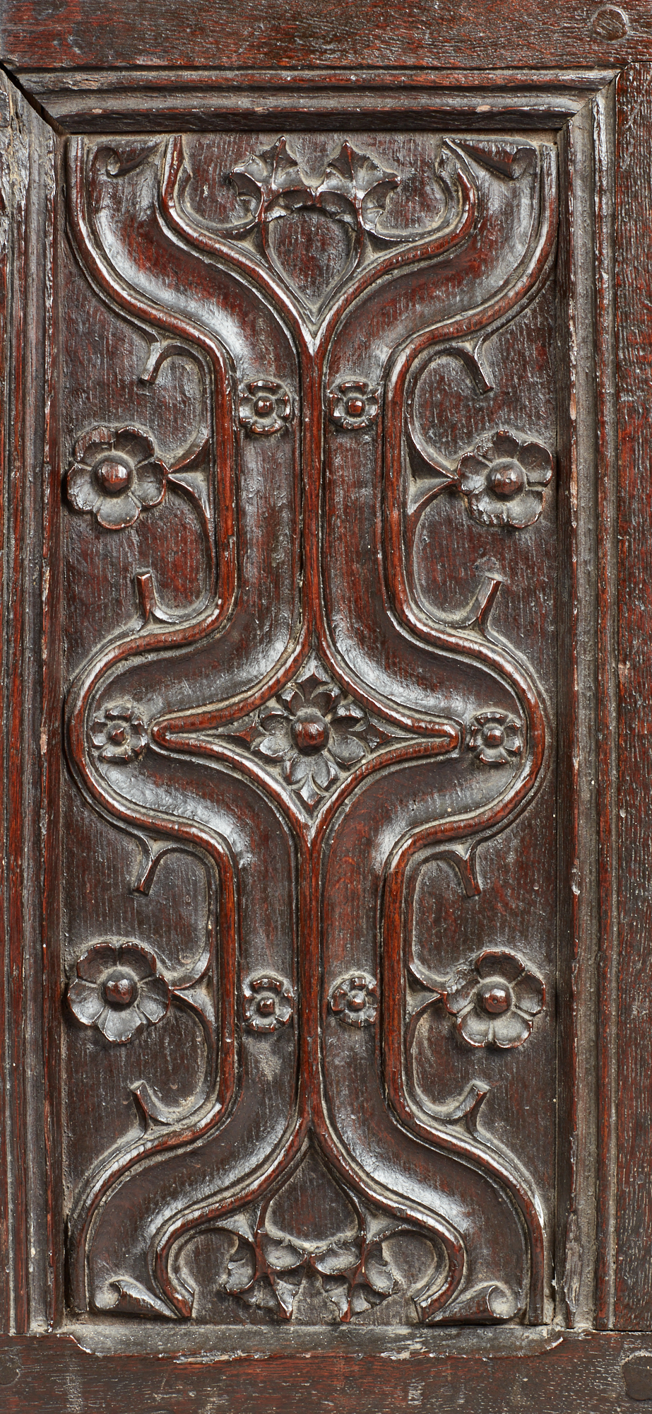 A fine and extremely rare Henry VIII oak parchemin-carved coffer, circa 1530 The hinged lid with - Image 6 of 7