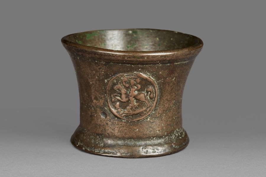 A rare, small Charles I bronze mortar, attributed to the London 'unidentified foundry', circa 1640 - Bild 2 aus 4