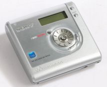 Sony Hi-MD MZ-NH700 portable MiniDisc walkman recorder