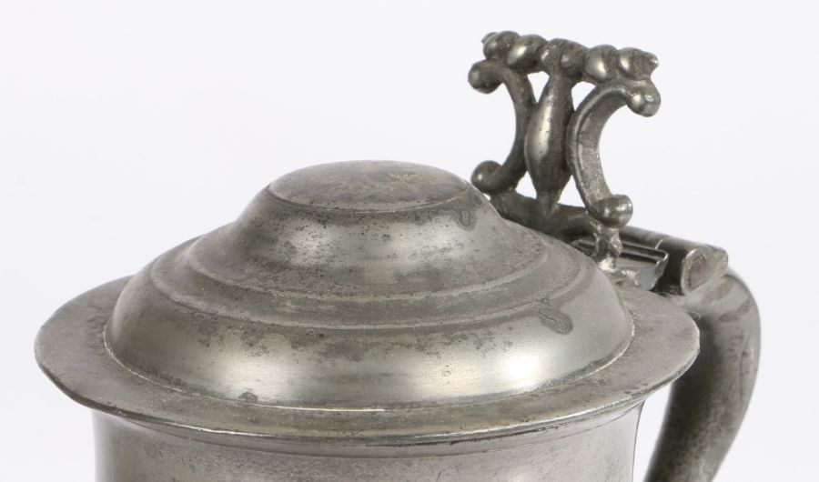 An unusual William & Mary pewter double-dome lidded tulip-shaped tankard, circa 1695 Quart, the body - Image 5 of 7