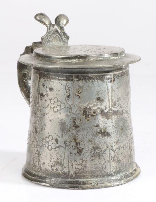 A rare Charles II pewter flat-lid punch-decorated tankard, Lancashire. circa 1670 Of small size, - Image 3 of 7