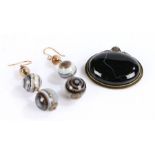 Pair of banded agate earrings consisting of three spheres together with a banded agate brooch (3)