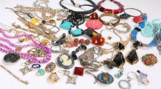 Collection of costume jewellery, to include necklaces, bracelets, earrings, brooches (qty)