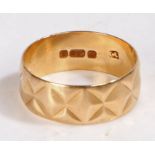 18 carat gold ring, decorated with a repeating design to the band, stamped 18c, ring size P weight