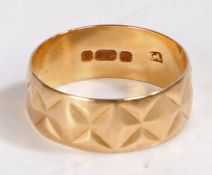 18 carat gold ring, decorated with a repeating design to the band, stamped 18c, ring size P weight