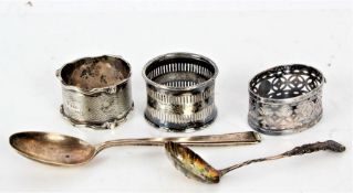 Three various silver serviette rings, a silver sifter spoon and a silver teaspoon (5)