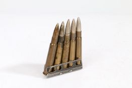 Rare First World War dated Mark II charging clip of 5 .303 rounds, inert