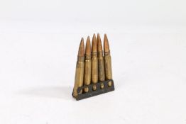 Second World War dated Mk 5 charging clip with 5 .303 rounds, inert