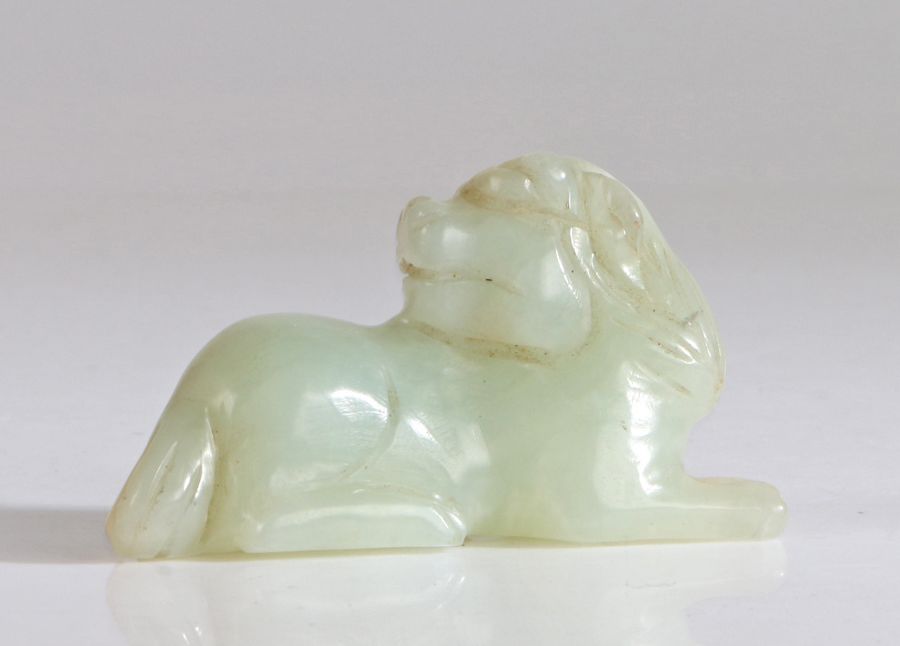 Chinese jade lion, Qing Dynasty, Kuang Hsu, (1875 - 1908) carved as a crouching lion with the head - Image 2 of 2