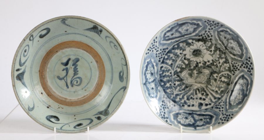 I Sin Ho cargo porcelain plate, late 16th Century, two birds, 26.5cm wide, together with another