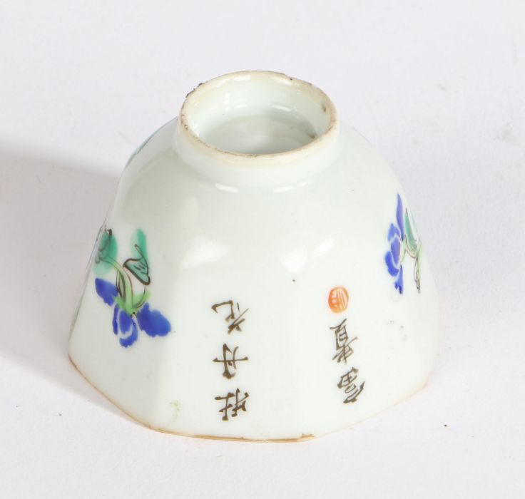 A Chinese porcelain octagonal cup painted with blue chrysanthemums and a verse, early 20th century. - Image 2 of 2