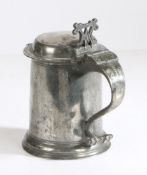 A William & Mary pewter flat-lid tankard, attributed to Christopher Banckes, Bewdley/Wigan, circa