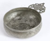 An early 18th century pewter porringer, English, circa 1715-25 Of relatively small size, having a
