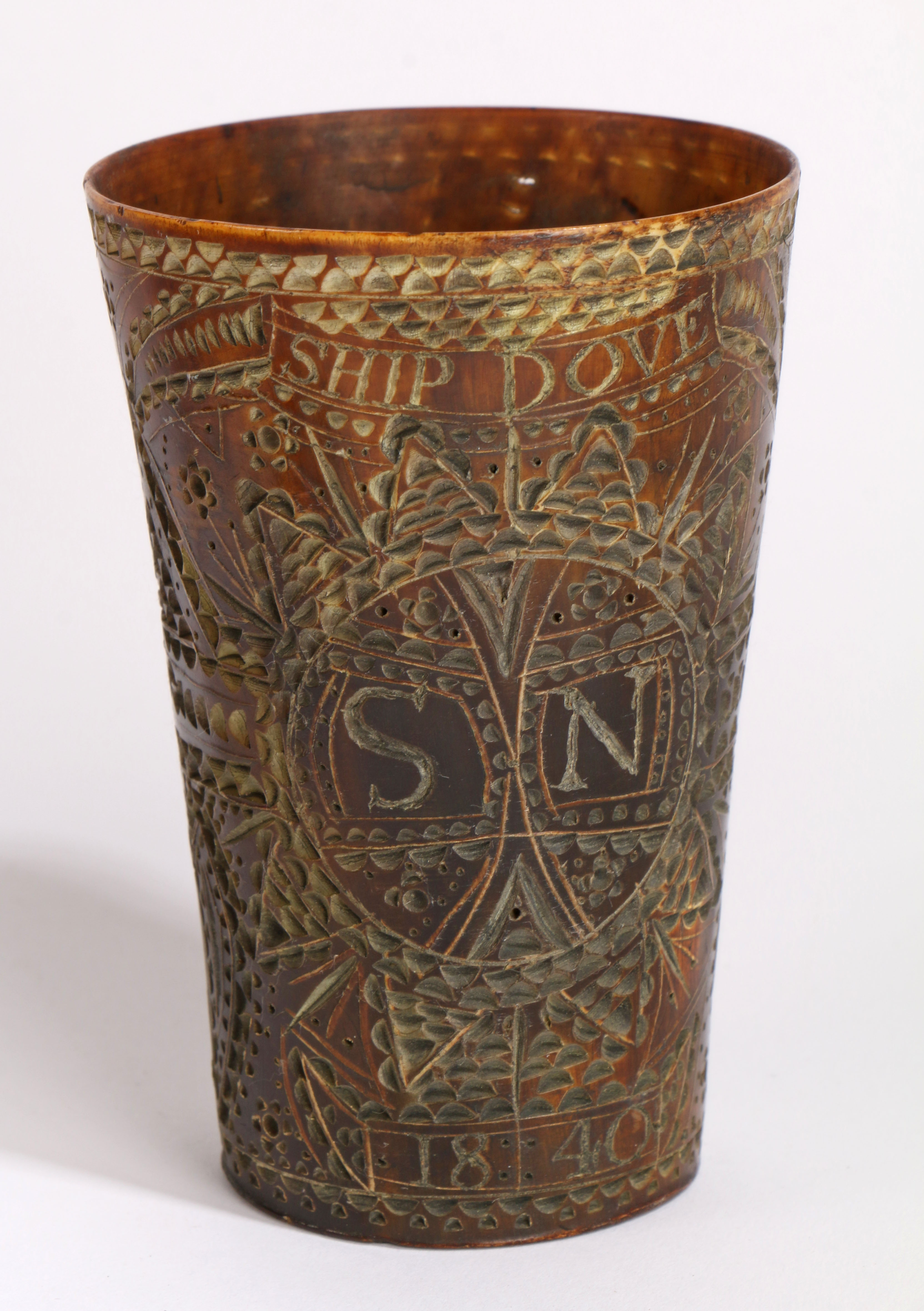 An Early Victorian chip carved horn cup, dated 1840 and titled "Ship Dove" and initialed "SN", - Bild 2 aus 2