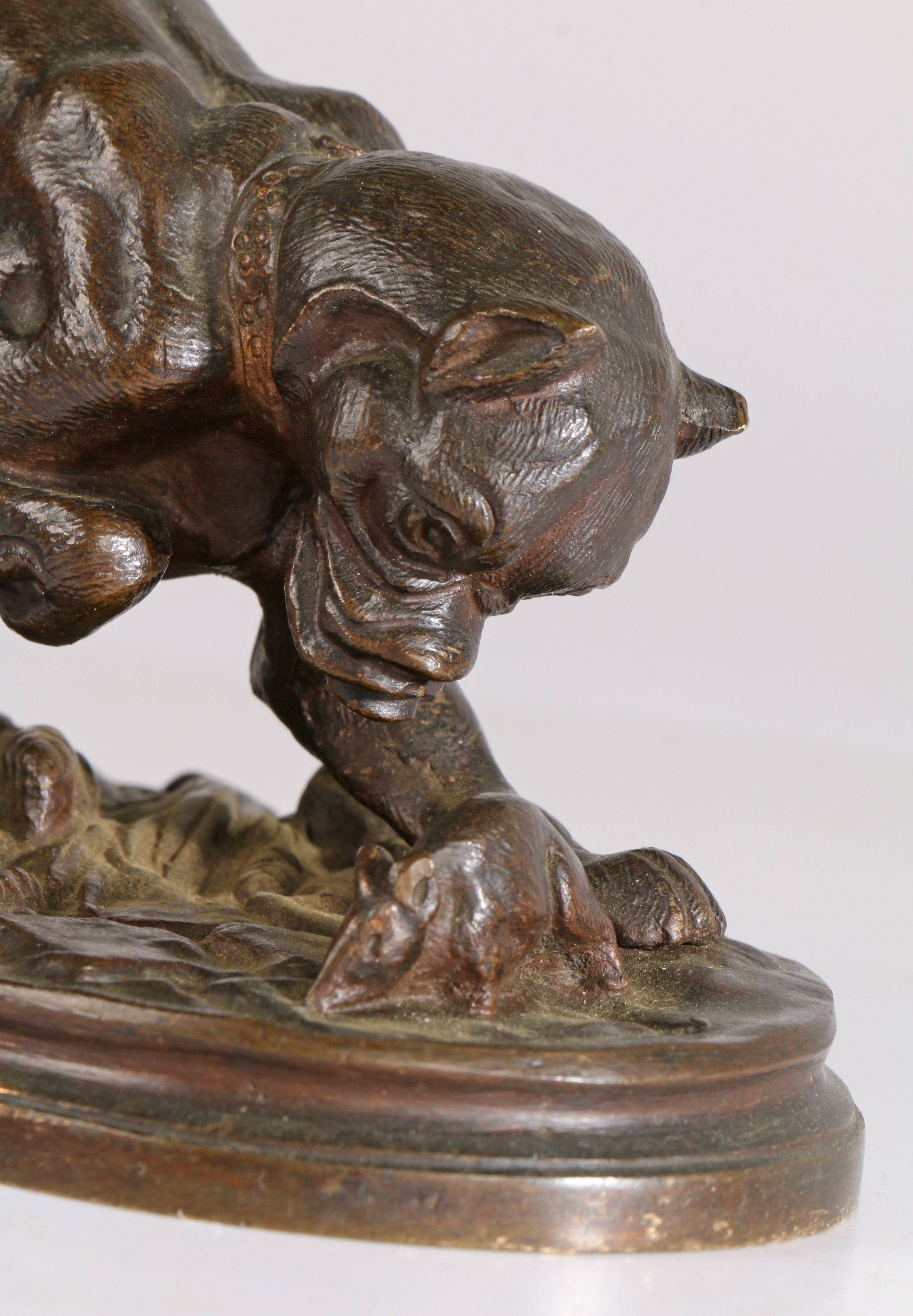 A 19th century bronze sculpture depicting a dog chasing a rat, 16cm wide 9.5cm high - Bild 2 aus 2