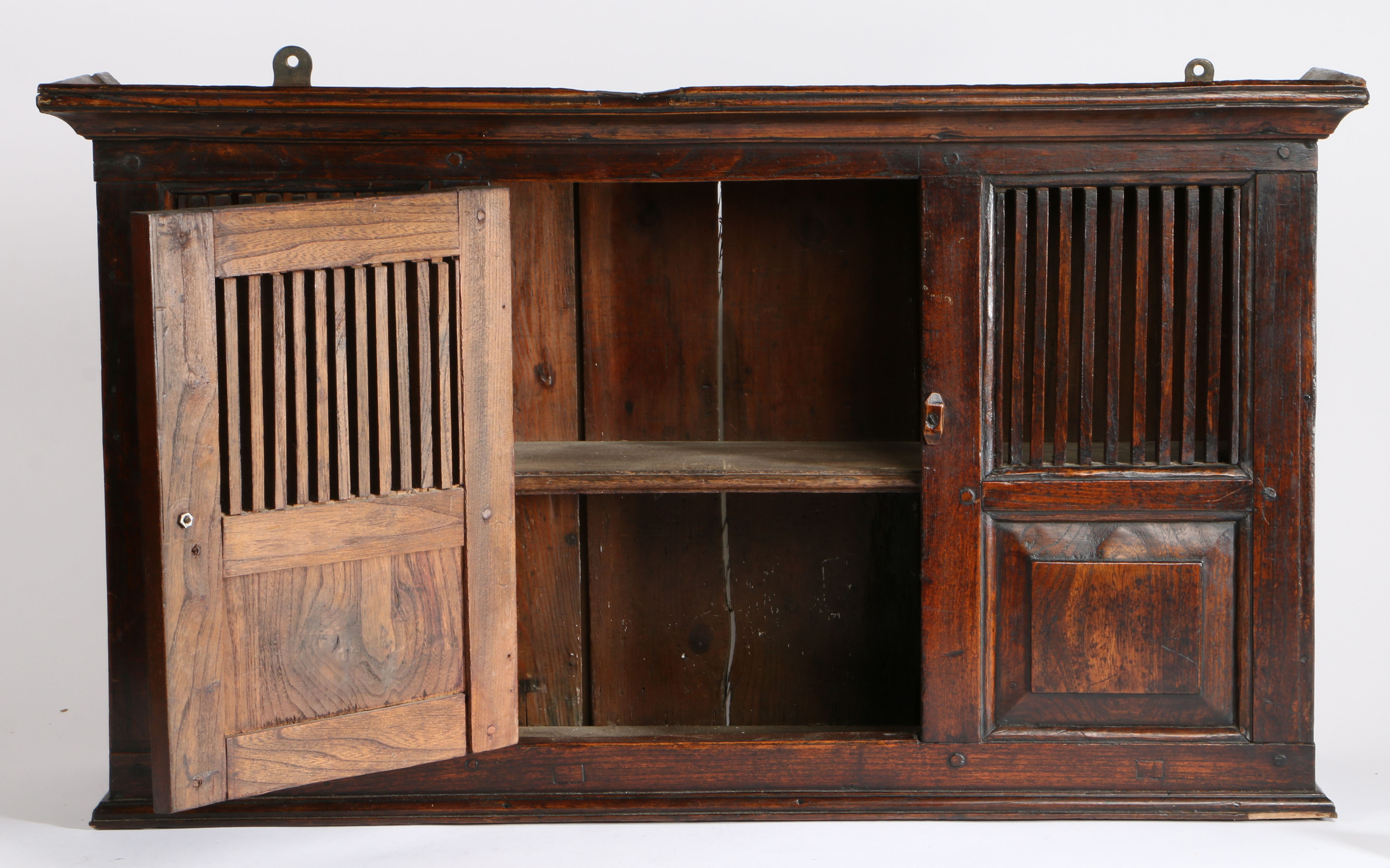 An elm spindle mural cupboard in the 18th century manner, the concave cornice above a spindle and - Bild 2 aus 3